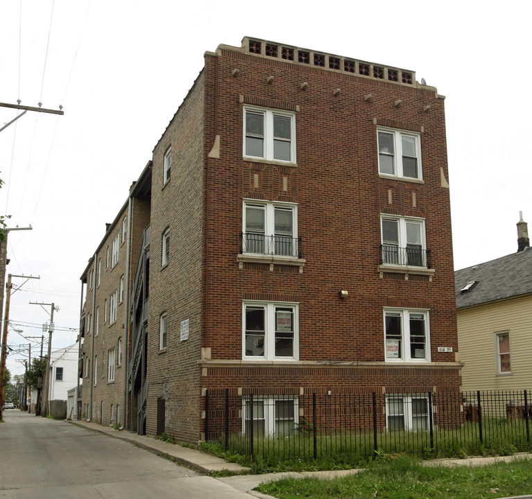 1839 N Monticello Ave in Chicago, IL - Building Photo