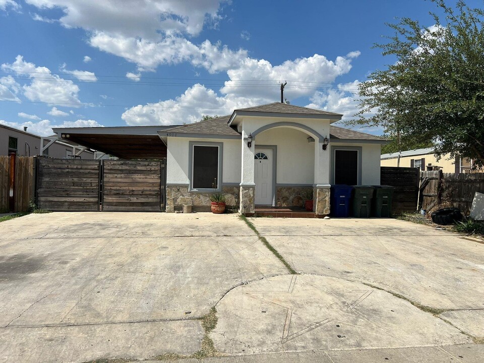 4908 San Miguel Dr in Laredo, TX - Building Photo