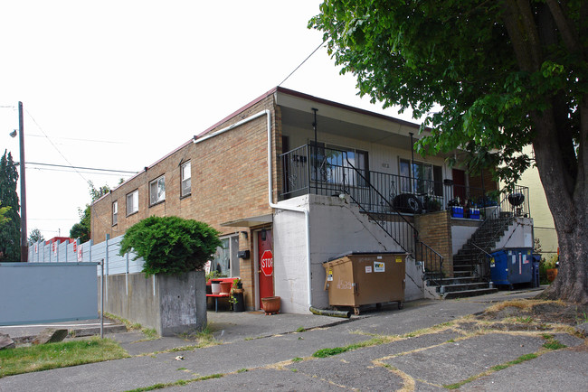 6714 15th Ave NW in Seattle, WA - Foto de edificio - Building Photo