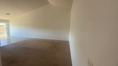 932 SE Kierra Pl in Madras, OR - Building Photo - Building Photo
