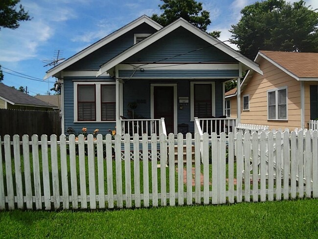 1108 Mathis St
