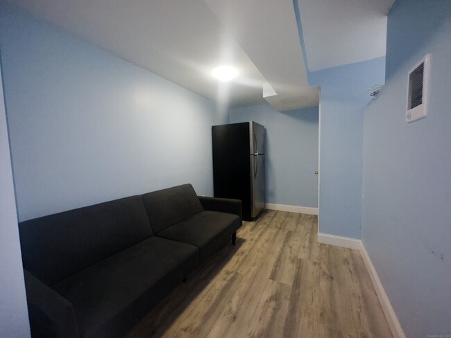118 Colonial Rd-Unit -Basement in Stamford, CT - Building Photo - Building Photo