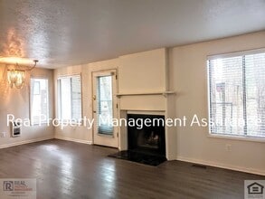7085 SW Montauk Cir in Lake Oswego, OR - Building Photo - Building Photo