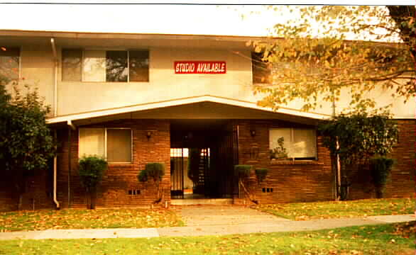 2417 Castro Way in Sacramento, CA - Foto de edificio - Building Photo