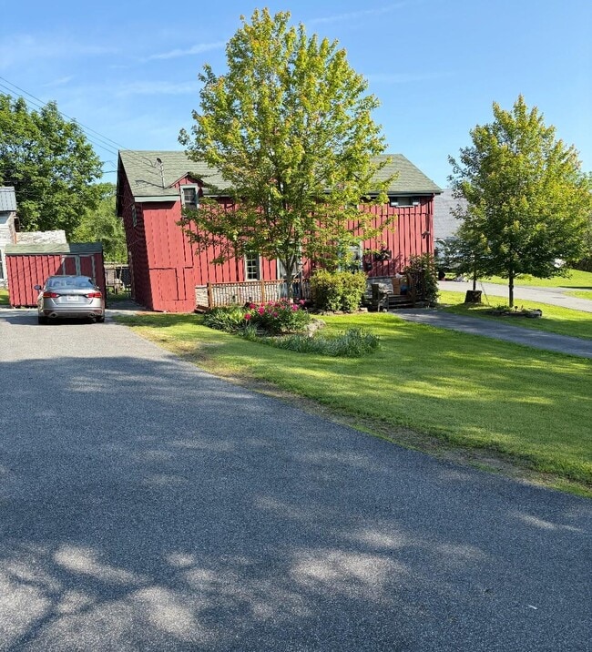30 Pilgrim Corners Rd in Middletown, NY - Foto de edificio - Building Photo