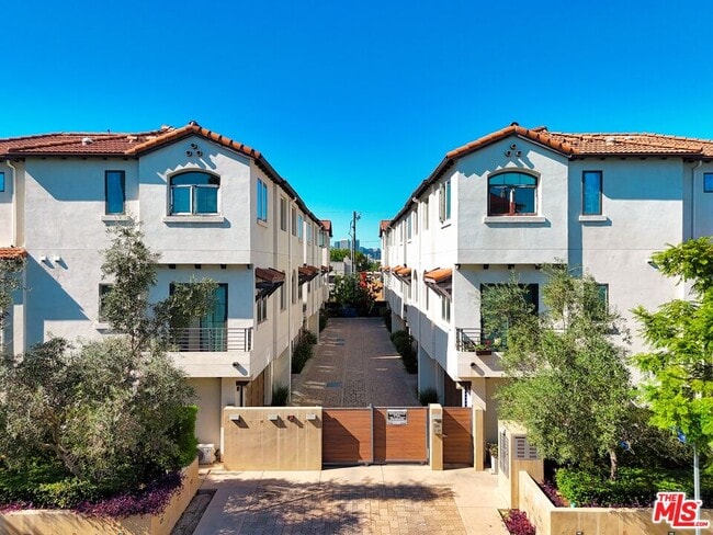 5933 W Luna Park in Los Angeles, CA - Building Photo - Building Photo