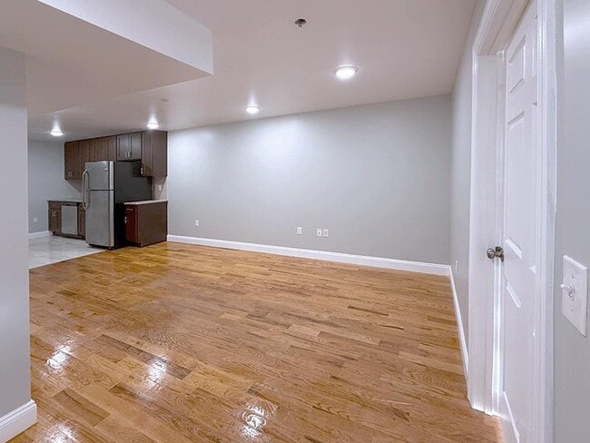 381 Communipaw Ave in Jersey City, NJ - Building Photo - Building Photo