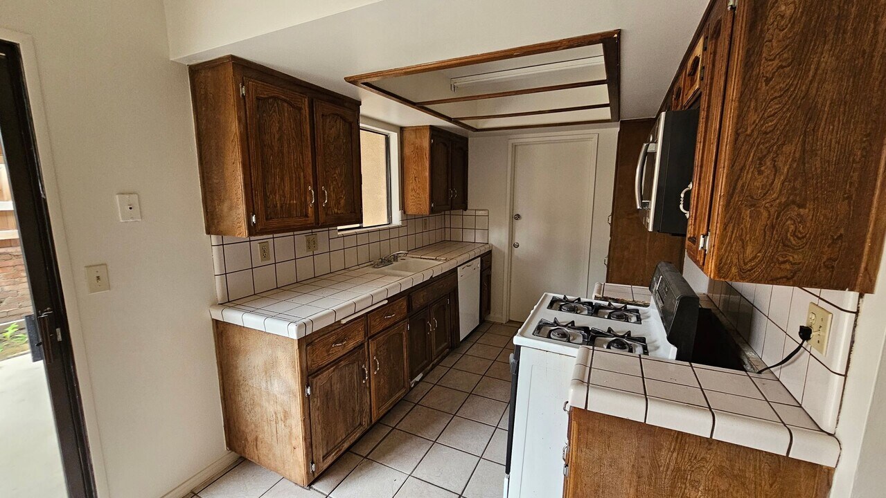 3808 El Alisal St in Bakersfield, CA - Building Photo