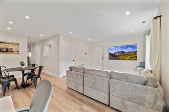 7109 N Western Ave, Unit 2N in Chicago, IL - Building Photo - Building Photo