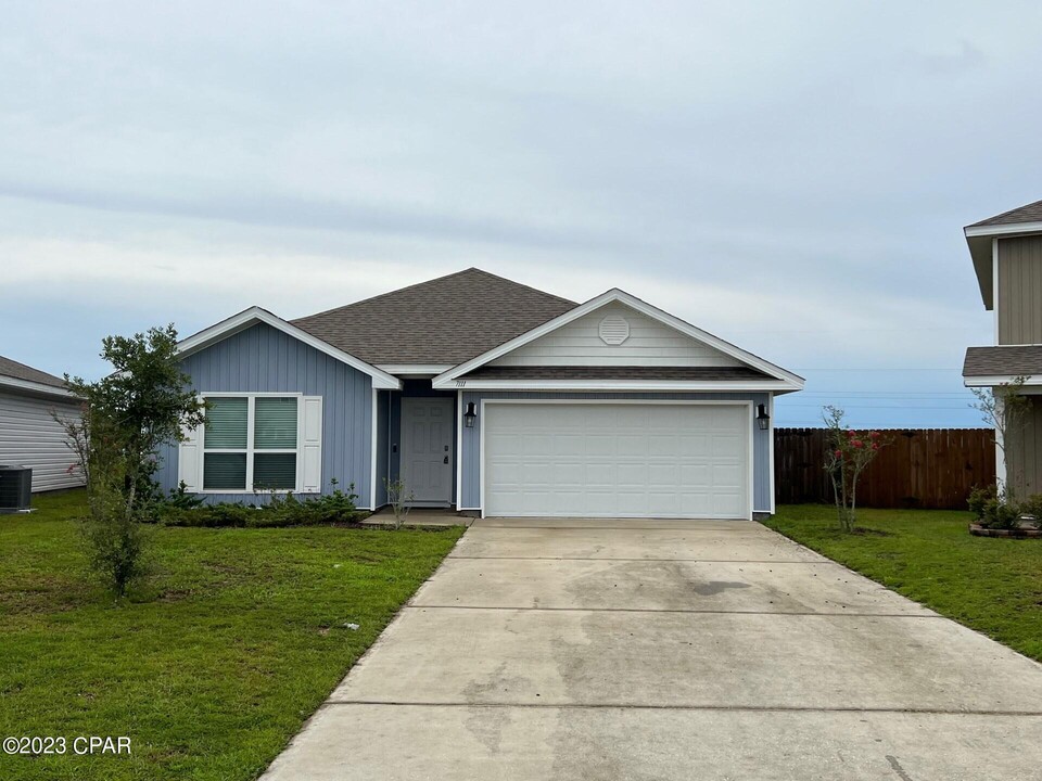 7111 Shimano Way in Panama City, FL - Building Photo