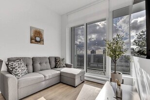 13685-13102 102 Ave in Surrey, BC - Building Photo