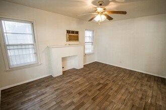 2818 E Houston St in San Antonio, TX - Building Photo - Building Photo