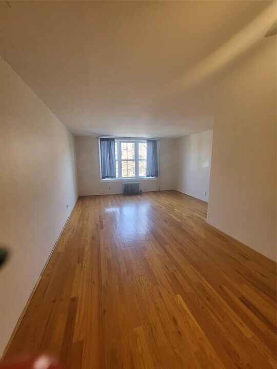 30-35 49th St-Unit -#2S in Queens, NY - Foto de edificio