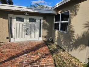2586 NW 58th Ave in Margate, FL - Foto de edificio - Building Photo