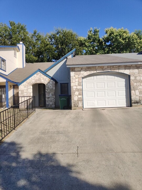 8510 Stonebridge in San Antonio, TX - Building Photo