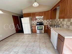 9915 E Kinkaid Cir in Wichita, KS - Foto de edificio - Building Photo