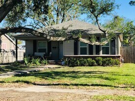 2217 Elm St in Lake Charles, LA - Building Photo