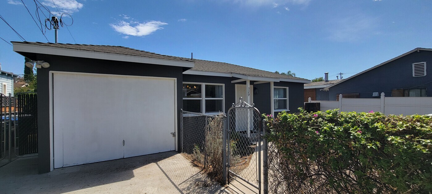 329 W Walnut Ave in Monrovia, CA - Building Photo