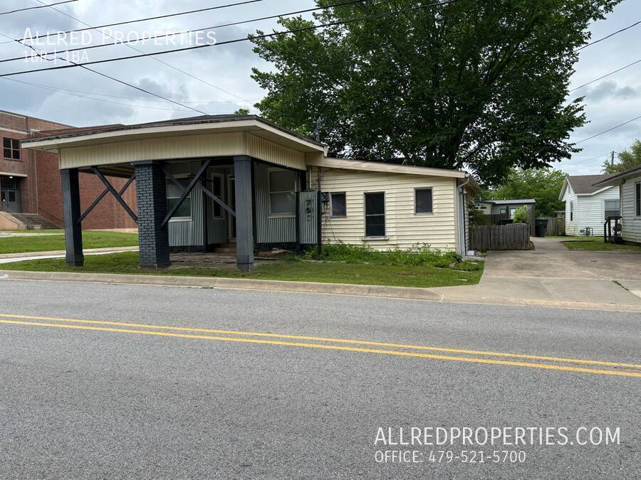 700 S College Ave in Fayetteville, AR - Building Photo