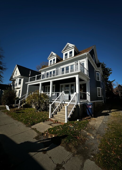 207 W Utica St in Buffalo, NY - Building Photo