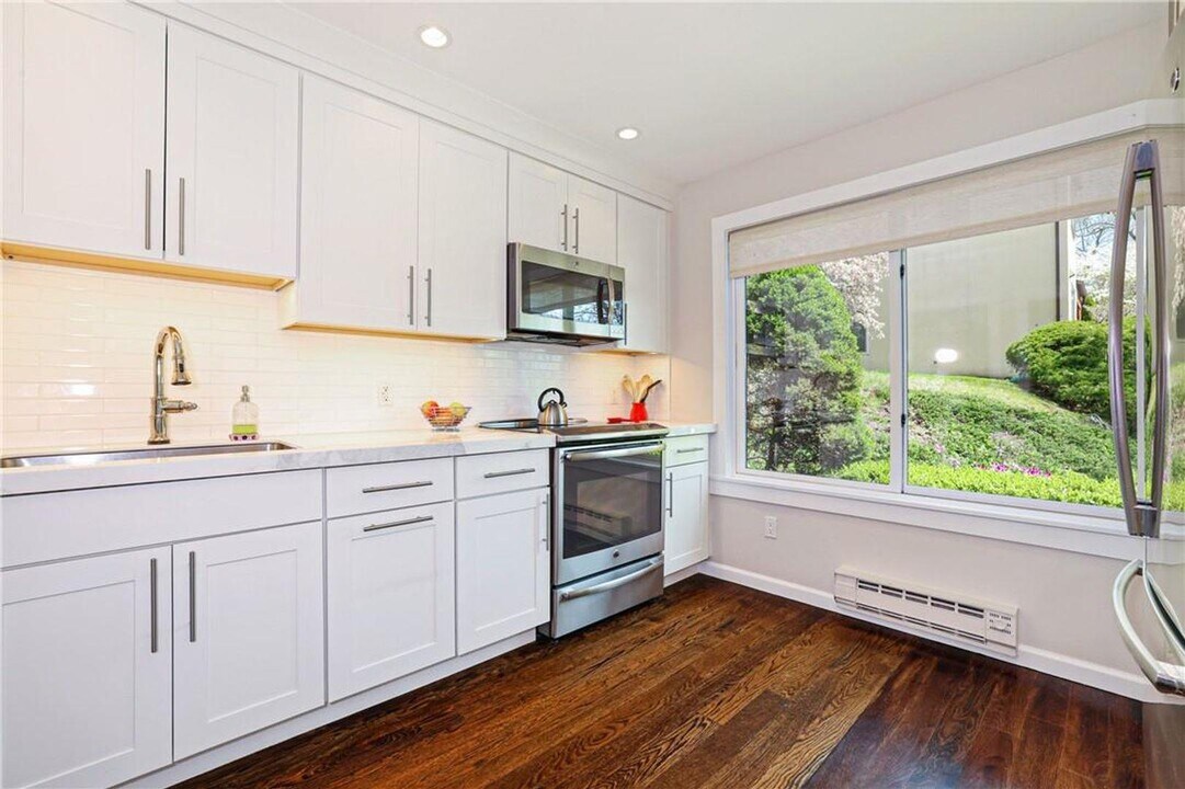 6 Wildwood Rd in Katonah, NY - Building Photo