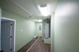 518 S Masonic St in Bellville, TX - Building Photo - Building Photo