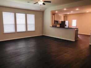 206 White Wing Ln in Sealy, TX - Building Photo - Building Photo