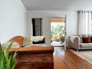 627 Tularosa Dr in Los Angeles, CA - Foto de edificio - Building Photo