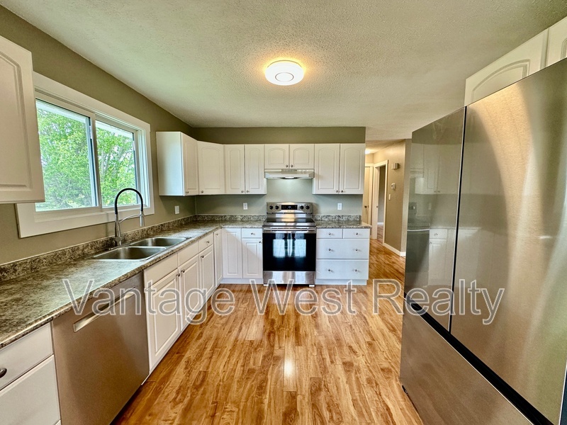 9509 Winview Rd in Lake Country, BC - Building Photo