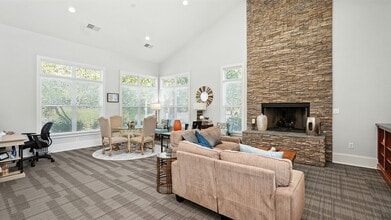 Monmouth Woods Apartments in King George, VA - Foto de edificio - Building Photo