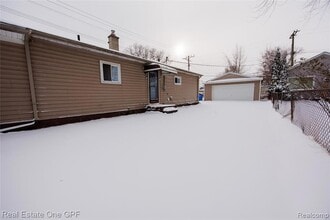 14960 Alberta Ave, Unit 2-227 in Warren, MI - Foto de edificio - Building Photo