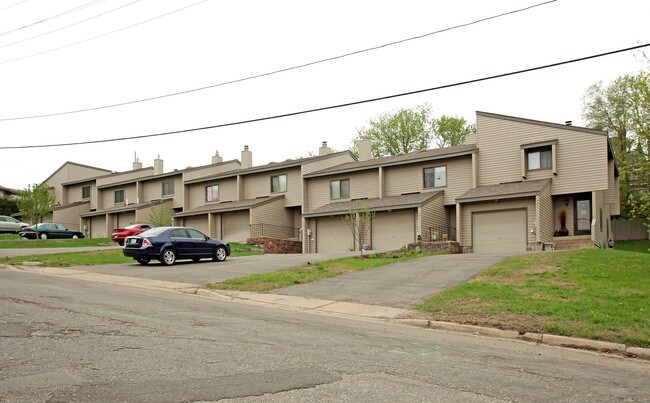 215-231 N 5th Ave N in St. Cloud, MN - Foto de edificio - Building Photo