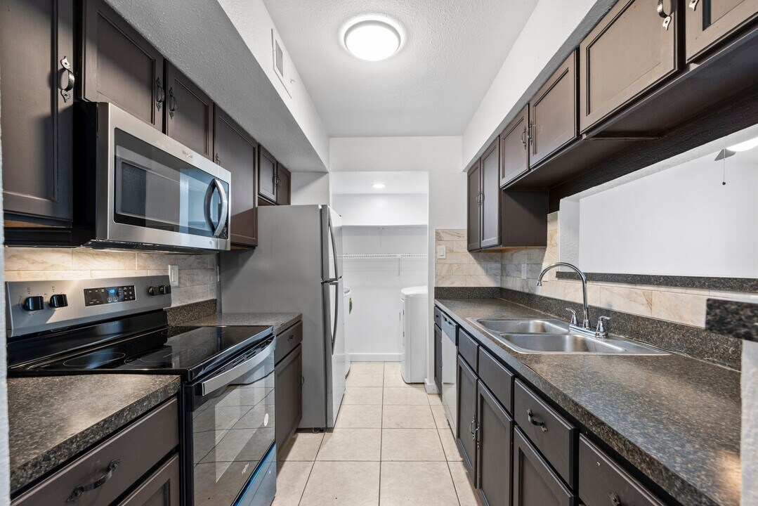 7200 W T C Jester Blvd in Houston, TX - Building Photo