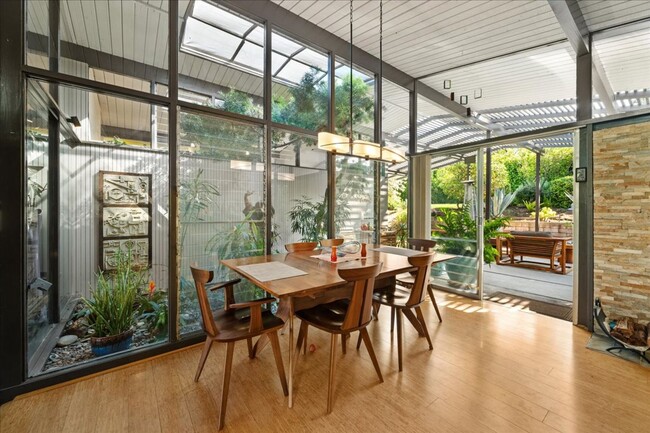 22550 Cass Ave in Los Angeles, CA - Building Photo - Building Photo