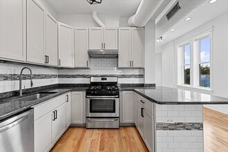 2346 W Fullerton Ave in Chicago, IL - Building Photo - Building Photo