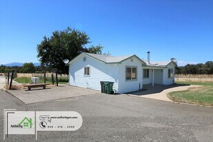 21627 7 Lakes Rd in Redding, CA - Building Photo