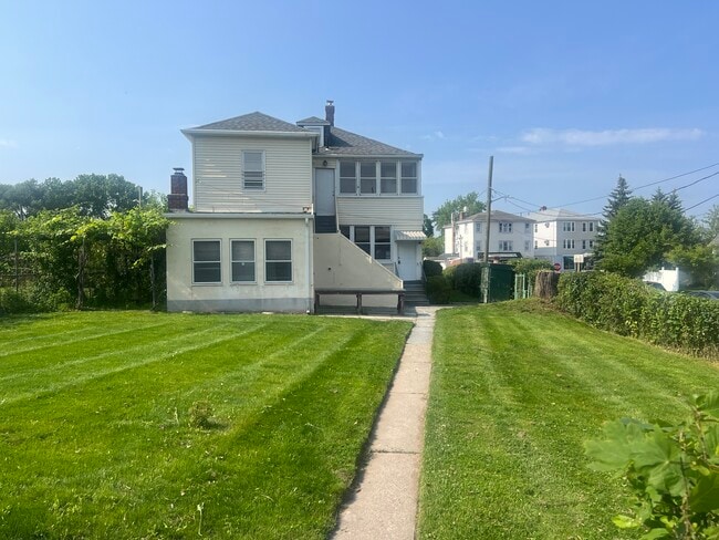 907 New Britain Ave in Hartford, CT - Building Photo - Building Photo
