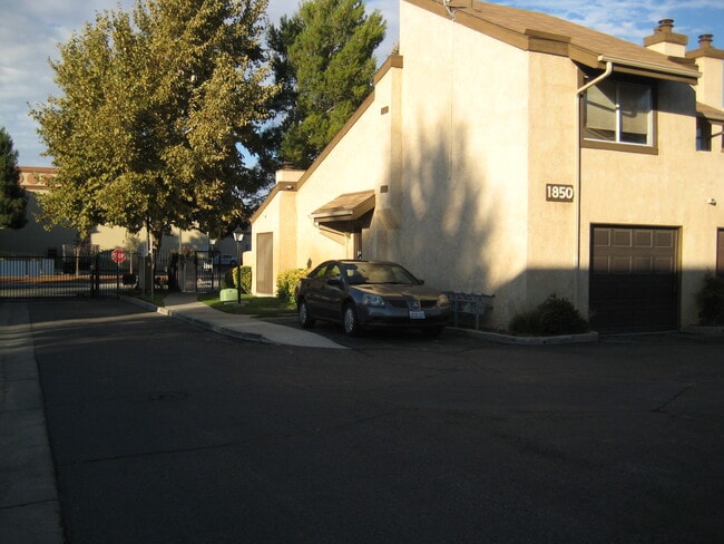 1835 E Ave J2 in Lancaster, CA - Foto de edificio - Building Photo
