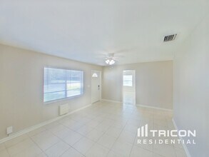 6313 S Clark Ave in Tampa, FL - Foto de edificio - Building Photo