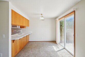 2118 Baines Blvd in Hubbard, OR - Building Photo - Building Photo
