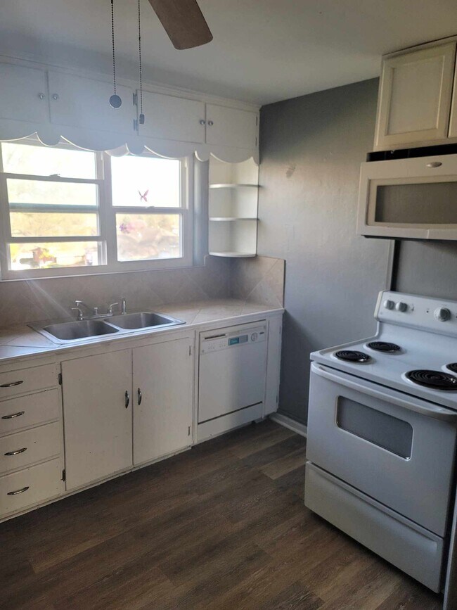 329 S Hocker Ave, Unit F in Independence, MO - Foto de edificio - Building Photo