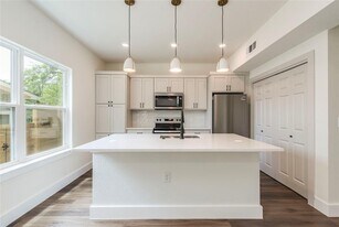 3702 Tower View Ct in Austin, TX - Building Photo