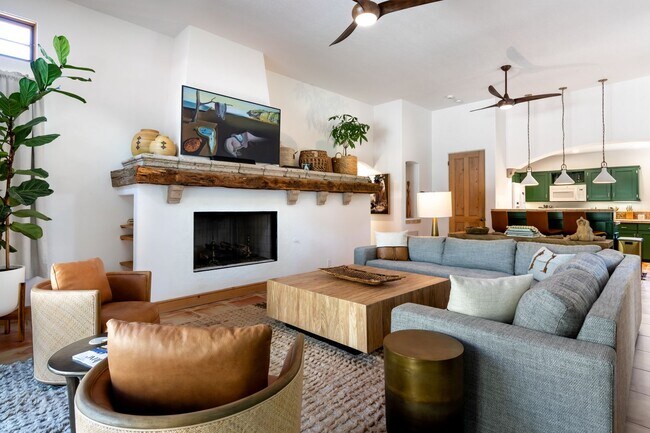 690 W Linda Vista Dr in Palm Springs, CA - Foto de edificio - Building Photo