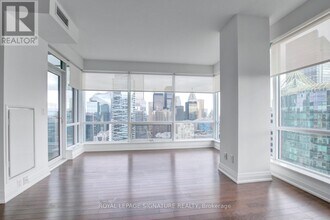 80-3280 John St in Toronto, ON - Building Photo - Building Photo