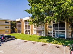 Spring Crest Condominium in Sunrise, FL - Building Photo - Building Photo