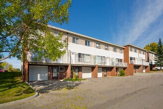 Cambrian Court in Calgary, AB - Building Photo - Building Photo