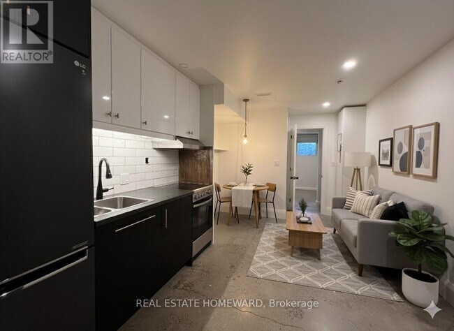 110 Caroline Ave in Toronto, ON - Building Photo - Building Photo