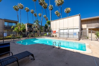 Balboa Palms Apartments in Northridge, CA - Foto de edificio - Building Photo