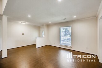 8127 Twin Hills Dr in Houston, TX - Building Photo - Building Photo