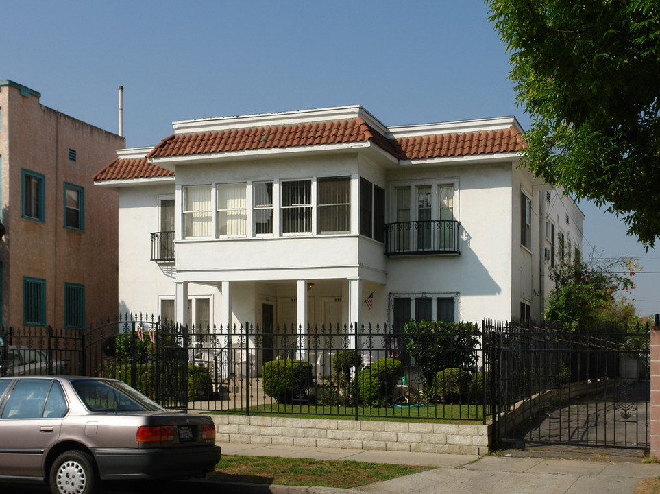 817 N Heliotrope Dr in Los Angeles, CA - Building Photo